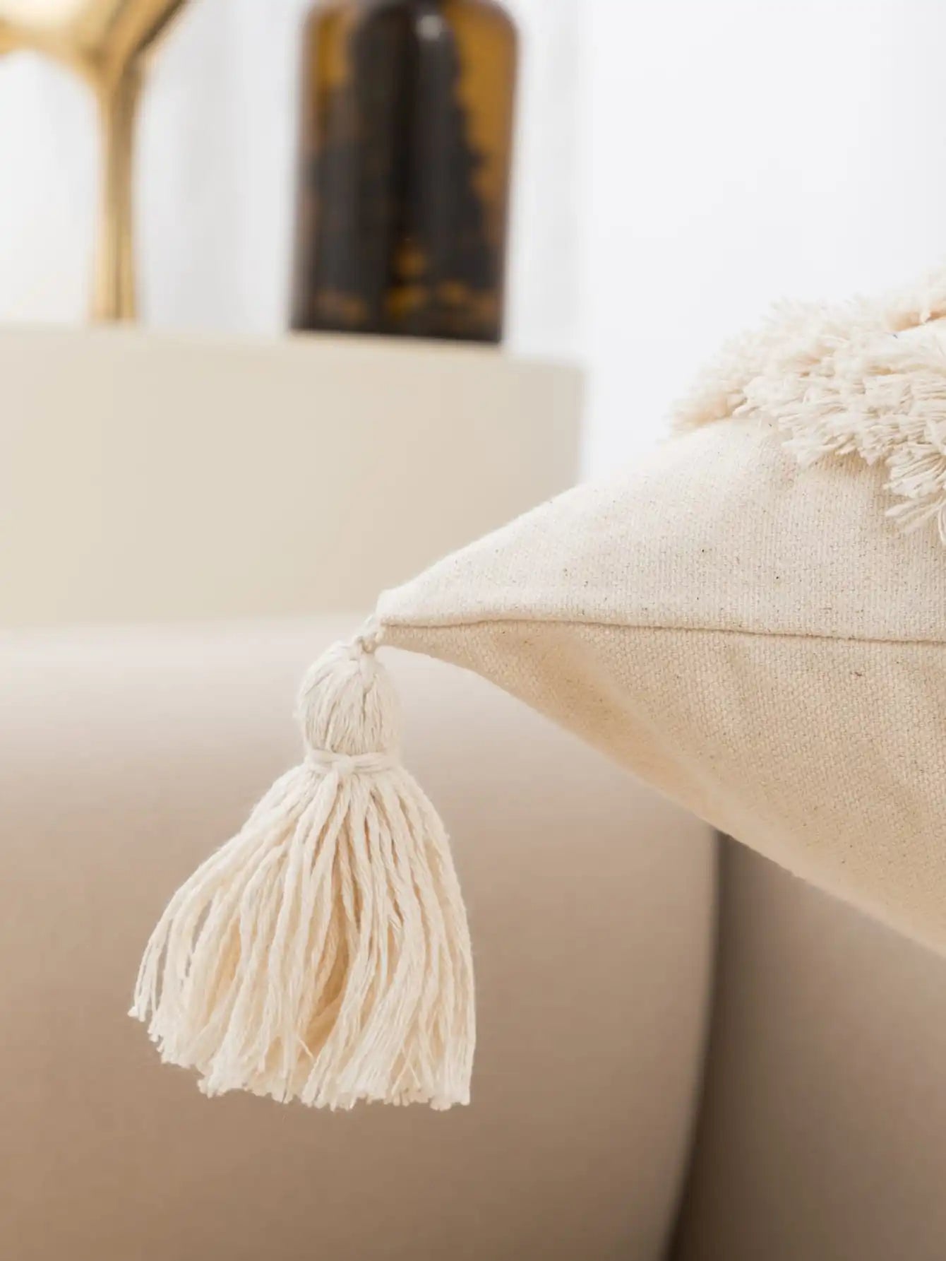 Beige Boho Tufted Pillowcase with Fringe – Cozy Lumbar Cushion