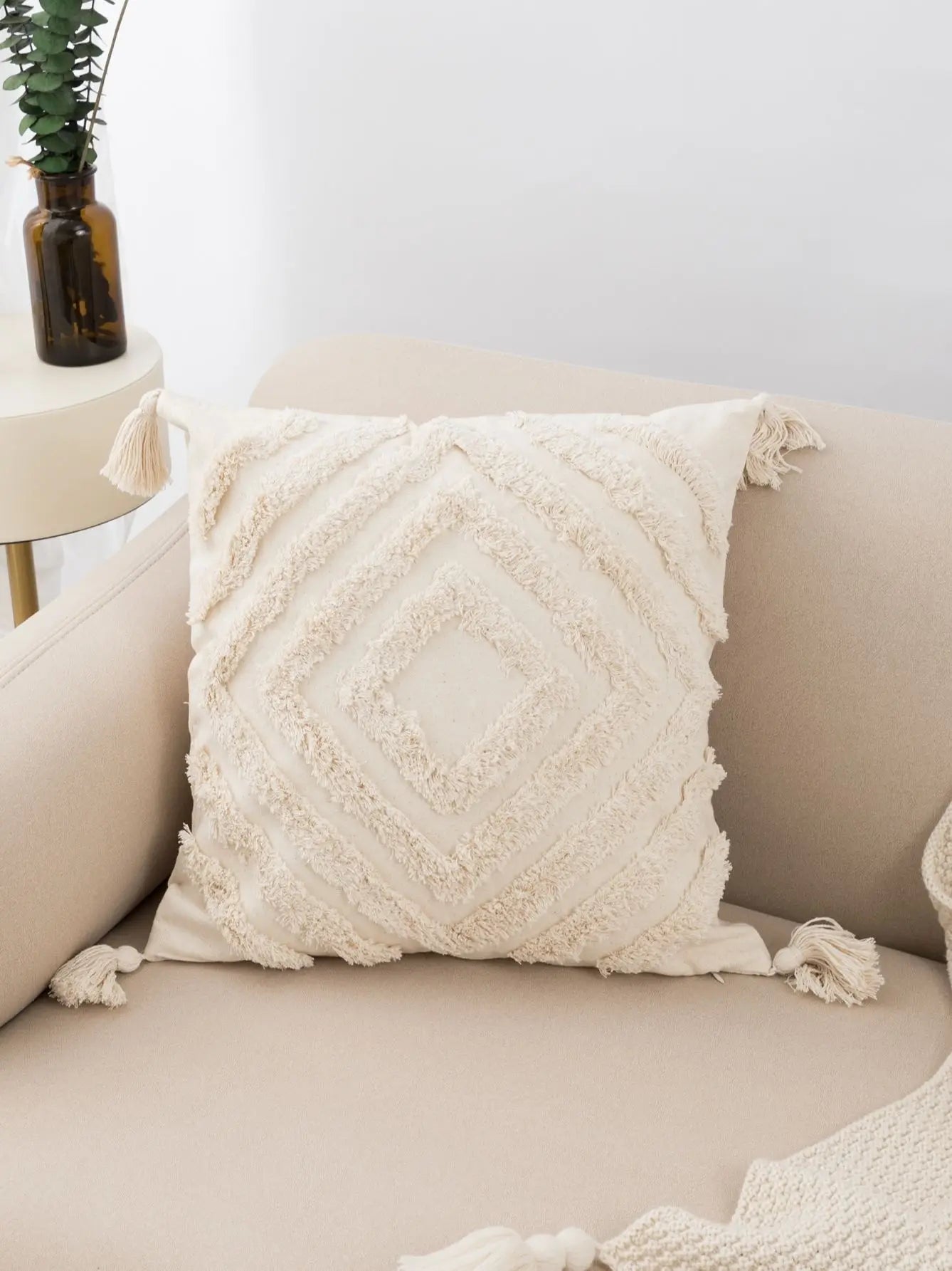 Beige Boho Tufted Pillowcase with Fringe – Cozy Lumbar Cushion