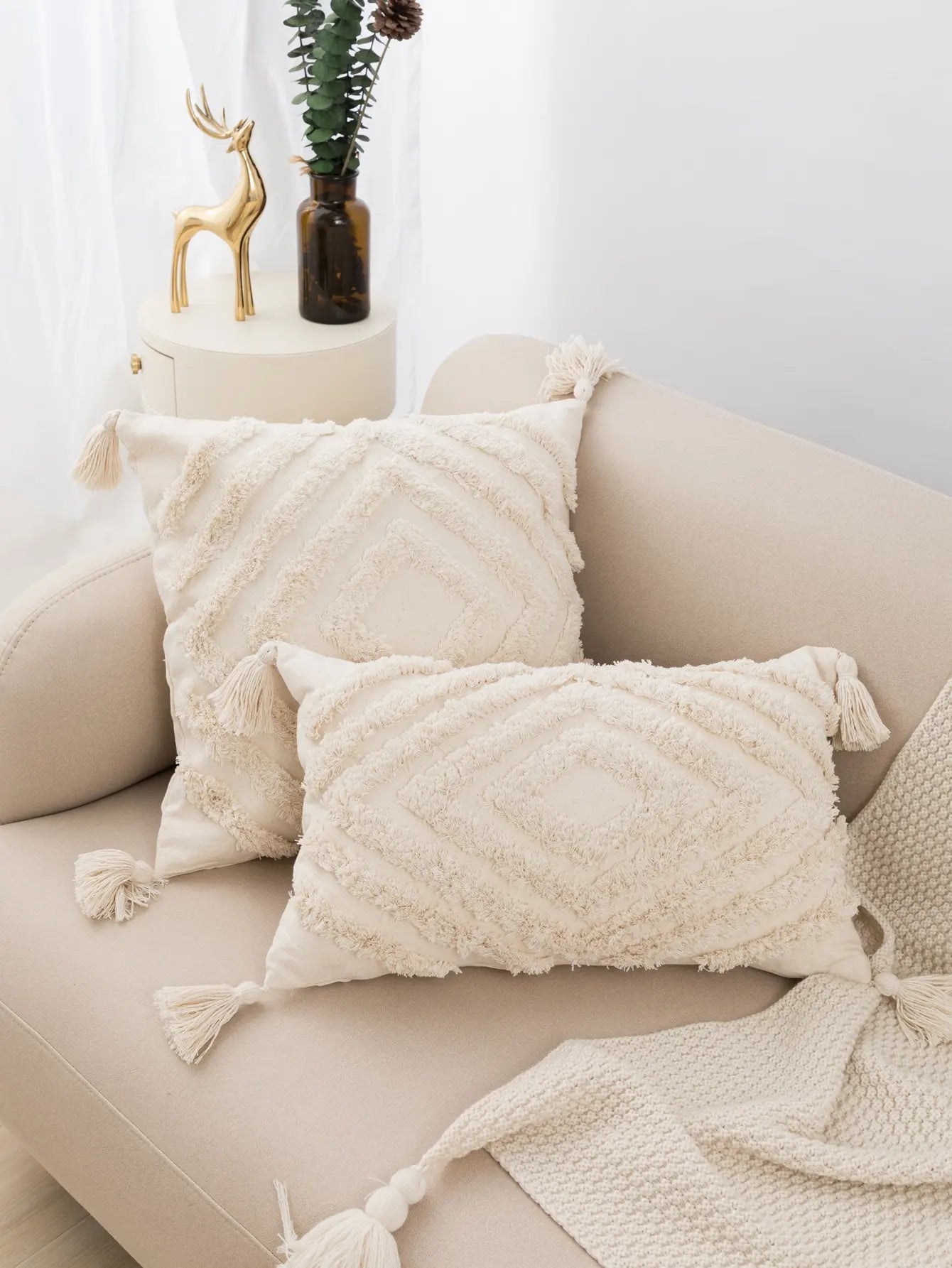 Beige Boho Tufted Pillowcase with Fringe – Cozy Lumbar Cushion