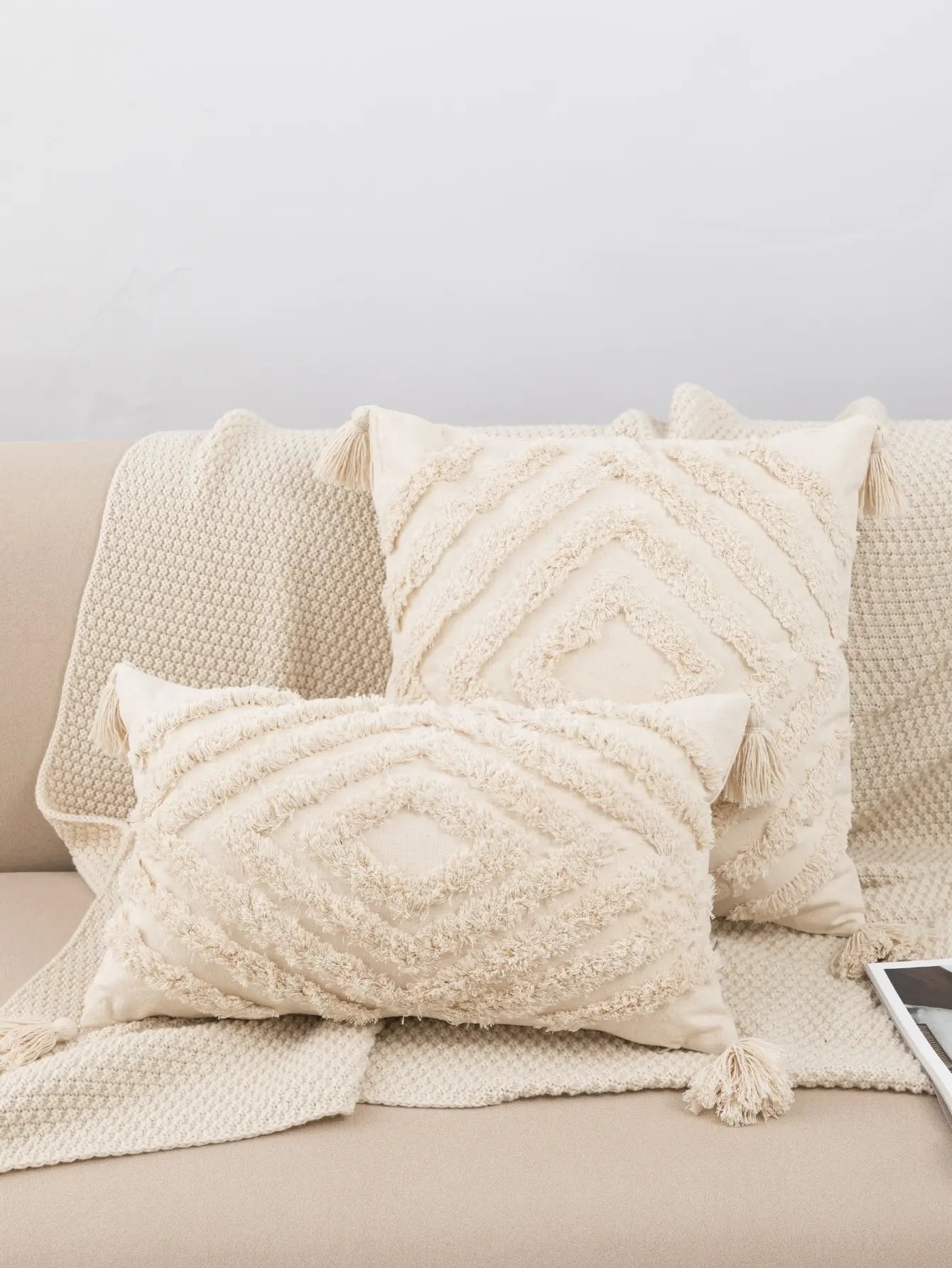 Beige Boho Tufted Pillowcase with Fringe – Cozy Lumbar Cushion